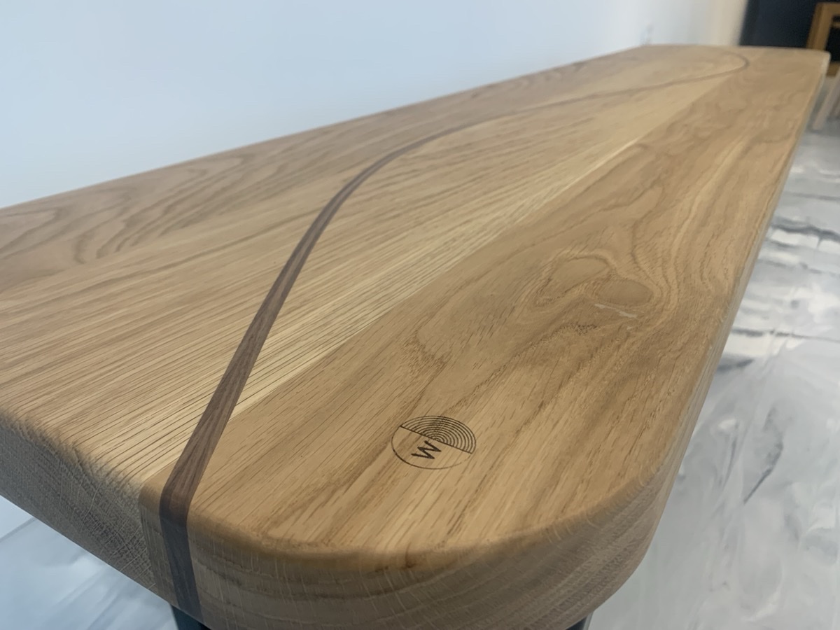 Detail van de gebogen vorm en houtstructuur van de binnenbank