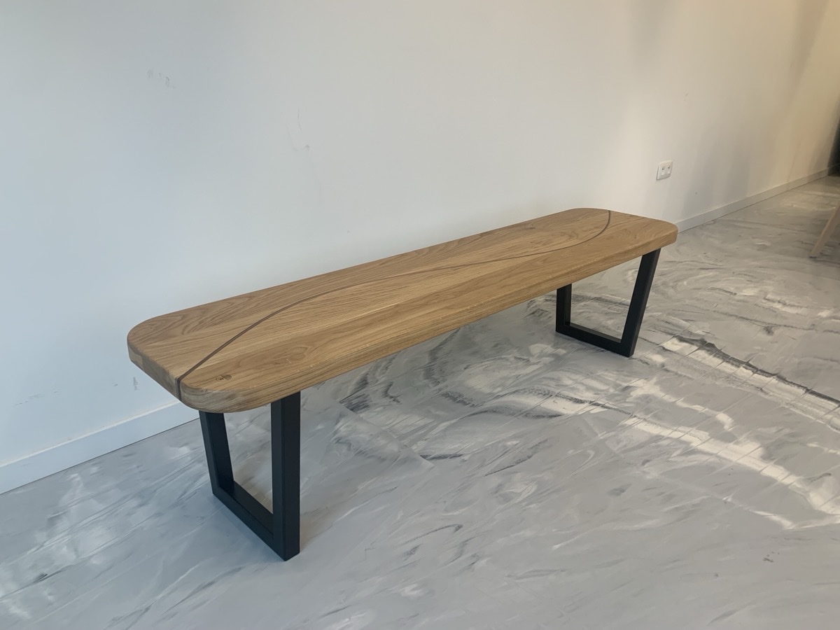 Close-up van de gelaste metalen poten en houtverbinding