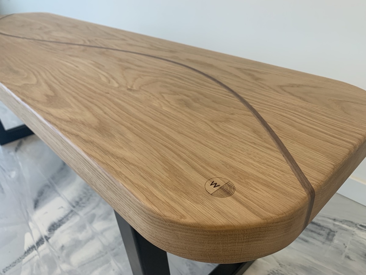 Gebogen binnenbank met notelaar accent en gelaste poten - zijaanzicht