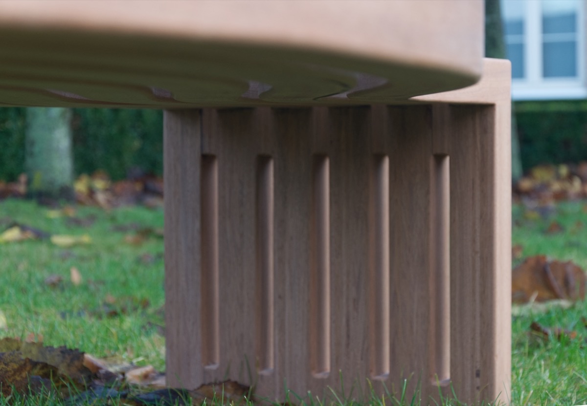 Gebogen tuinbank in natuurlijke omgeving - vooraanzicht