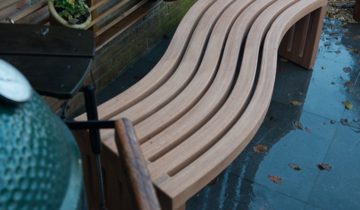 Tuinbank geplaatst in tuinomgeving, toont integratie met landschap