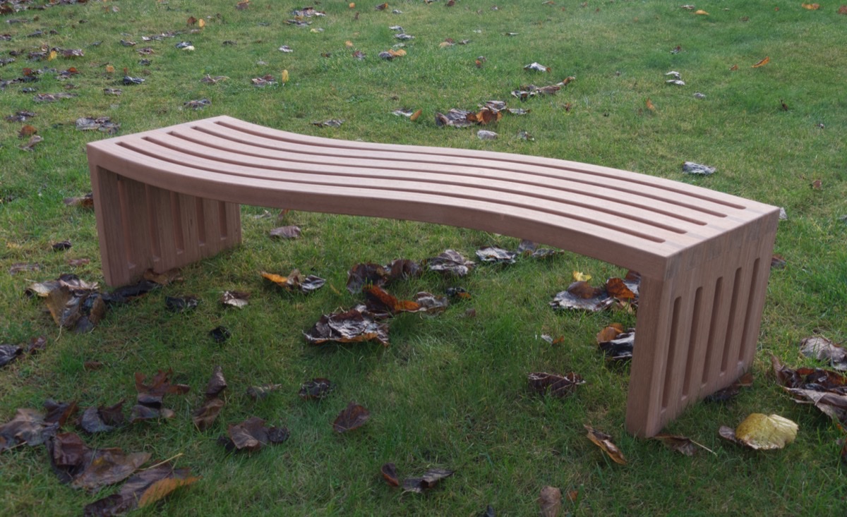 Detail van de gebogen vorm en houtverbindingen van de tuinbank