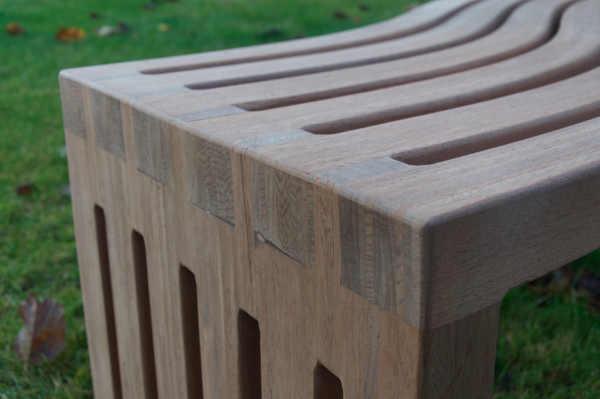 Zijaanzicht van de tuinbank met focus op ergonomisch ontwerp